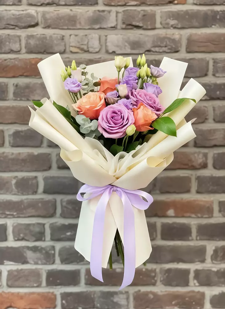 Букет цветов из: Лизиантусы и Розы в Центральный Тульская область