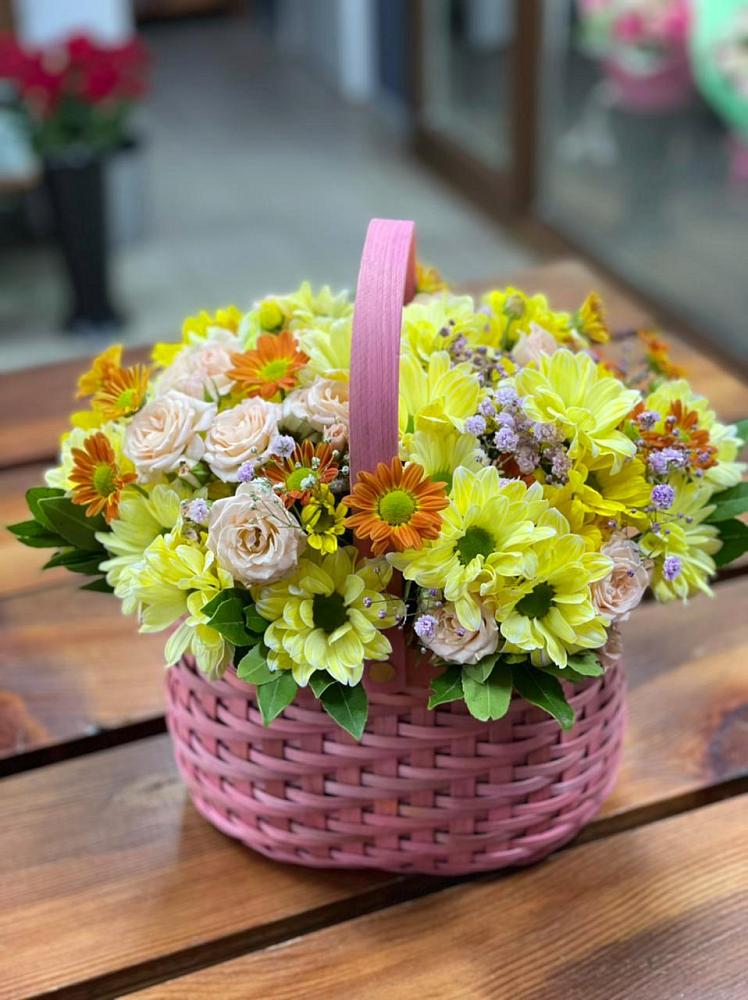 Цветочная композиция из Хризантемы и Розы в корзине в Центральный Тульская область