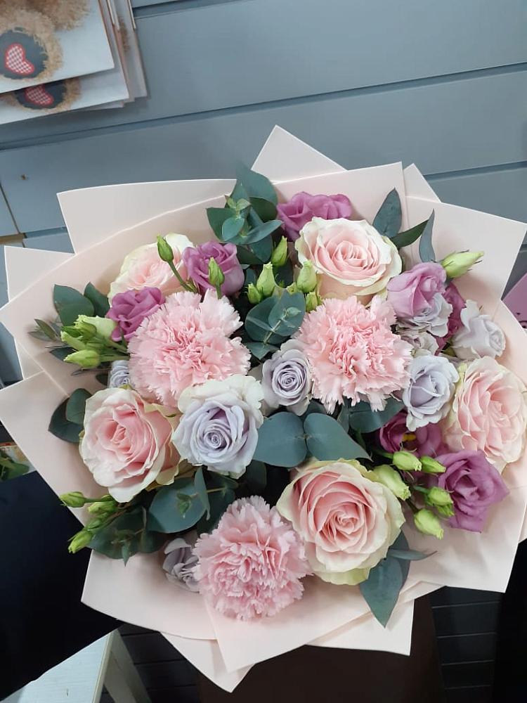 Букет цветов из: Розы, Гвоздики и Лизиантусы в Центральный Тульская область